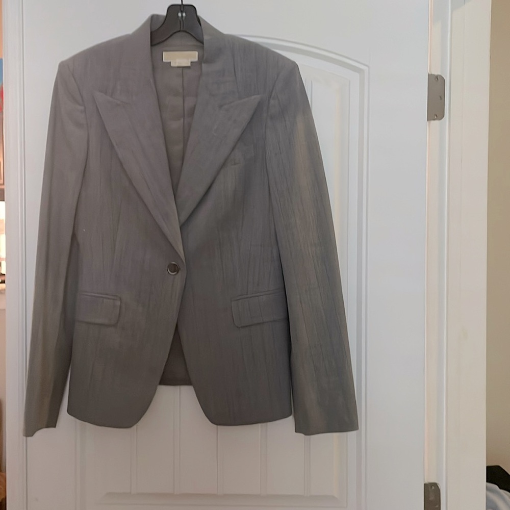 Beautiful light weight blazer.. can be dressy or worn over Jeans
